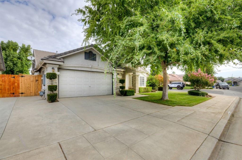 Image 2 of property listing at 2898 E Pryor Drive, Fresno, CA 93720