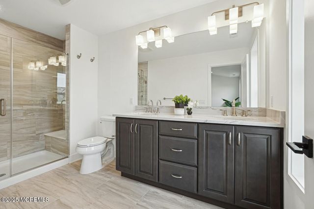 11 Cloverleaf Lane, Manalapan, NJ 07726