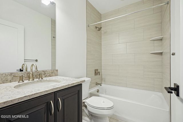 11 Cloverleaf Lane, Manalapan, NJ 07726