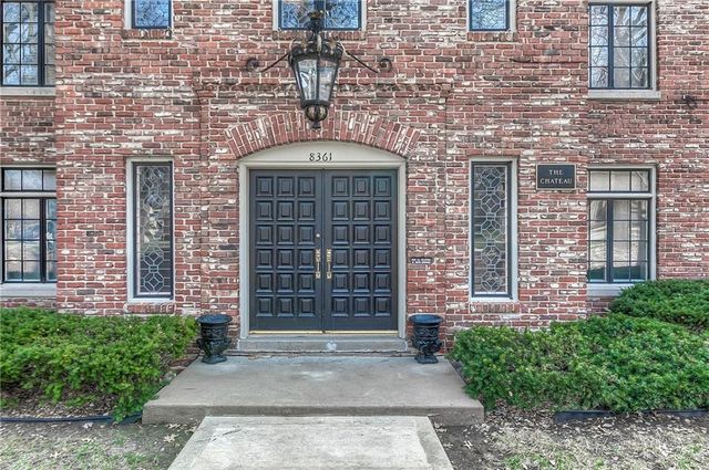 8361 SOMERSET Drive 303, Prairie Village, KS 66207