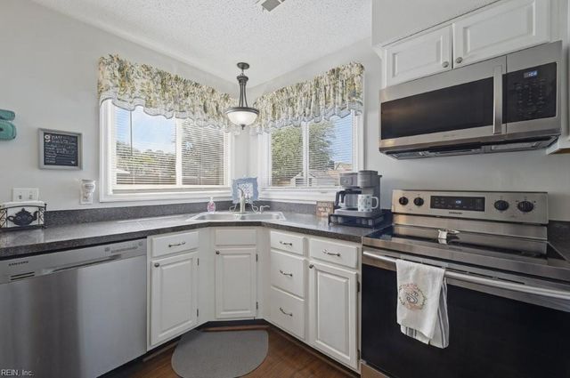 220 Dunn CIR, Hampton, VA 23666