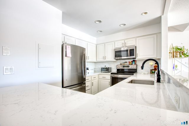 15 River Road 205, Greenwich, CT 06807