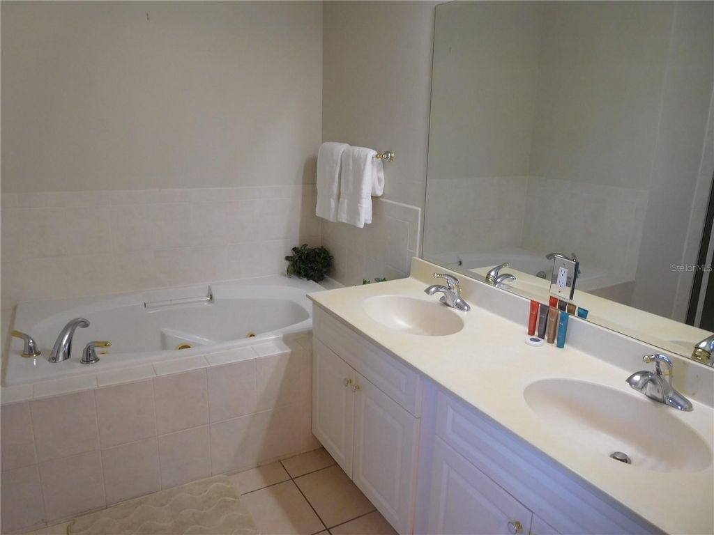 Image 29 of property listing at 422 VISTA DRIVE, Davenport, FL 33897