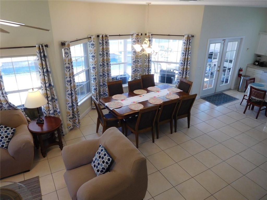 Image 7 of property listing at 422 VISTA DRIVE, Davenport, FL 33897