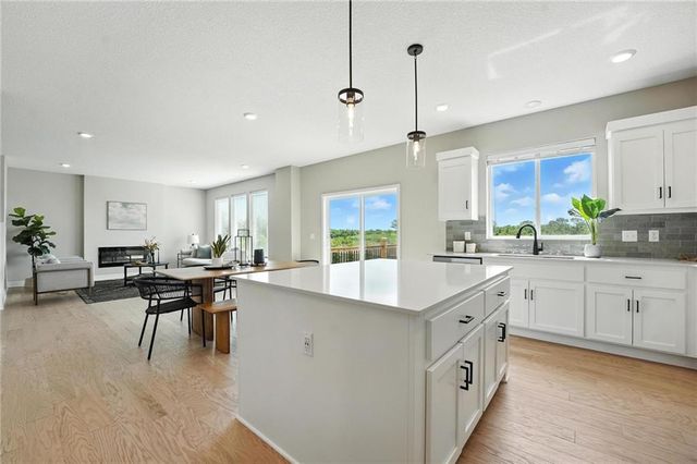 907 SW Bluebird Lane, Oak Grove, MO 64075