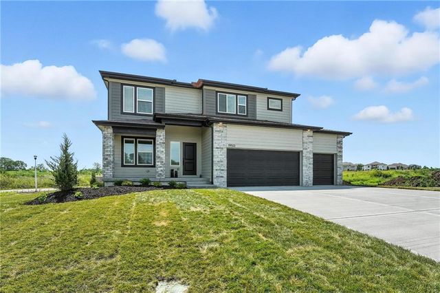 907 SW Bluebird Lane, Oak Grove, MO 64075