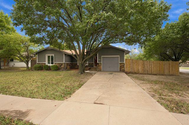 5601 E 39th St N, Bel Aire, KS 67220