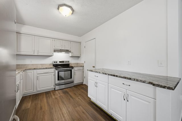 5601 E 39th St N, Bel Aire, KS 67220