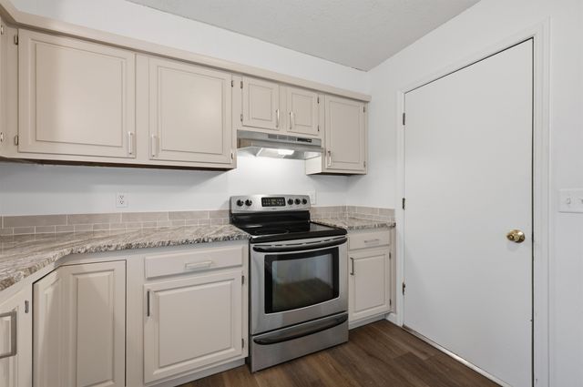 5601 E 39th St N, Bel Aire, KS 67220