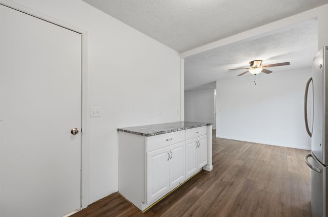 5601 E 39th St N, Bel Aire, KS 67220