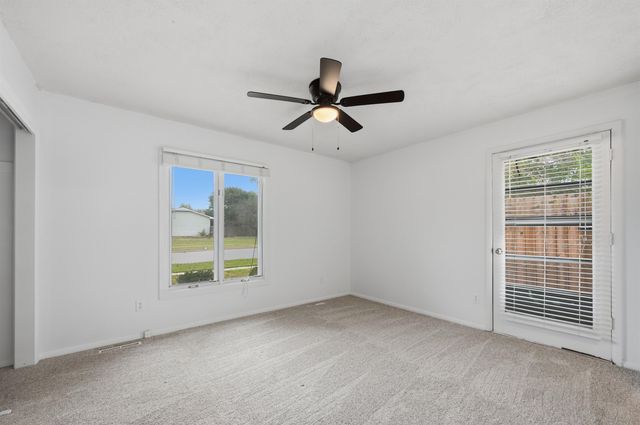 5601 E 39th St N, Bel Aire, KS 67220