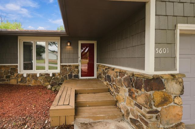 5601 E 39th St N, Bel Aire, KS 67220