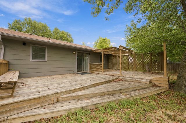 5601 E 39th St N, Bel Aire, KS 67220