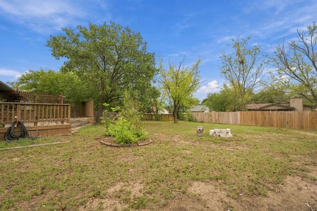 5601 E 39th St N, Bel Aire, KS 67220