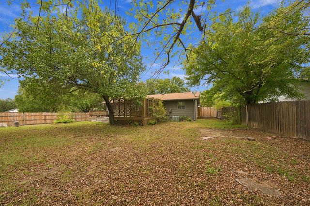 5601 E 39th St N, Bel Aire, KS 67220