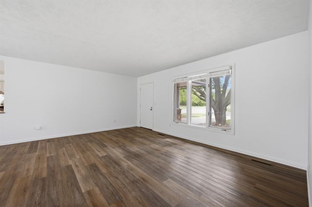 5601 E 39th St N, Bel Aire, KS 67220