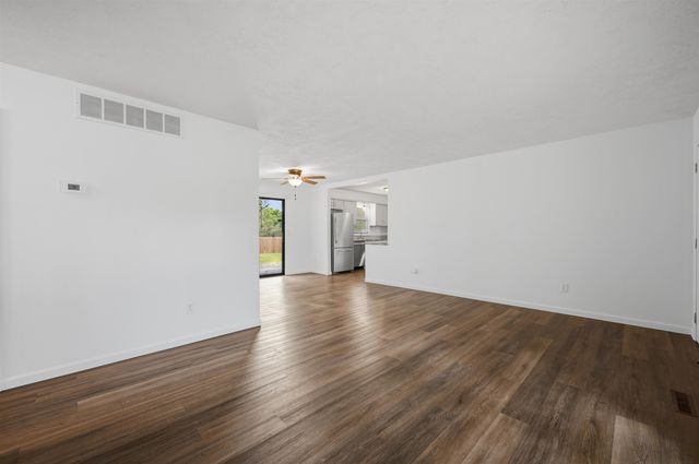 5601 E 39th St N, Bel Aire, KS 67220