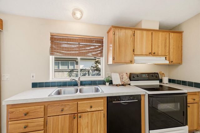 1001 W Sunny Creek Cir, Spokane, WA 99224