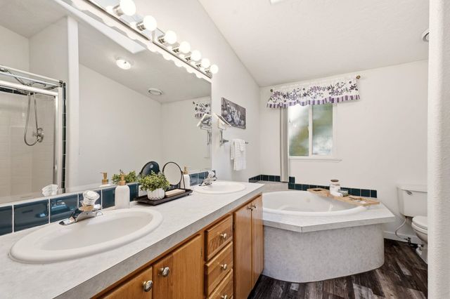 1001 W Sunny Creek Cir, Spokane, WA 99224