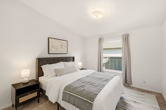 1001 W Sunny Creek Cir, Spokane, WA 99224