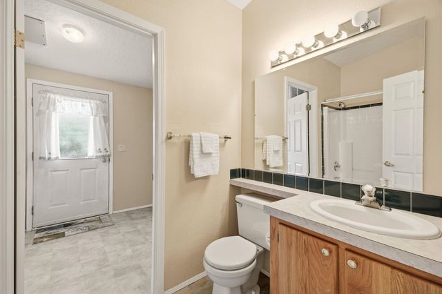 1001 W Sunny Creek Cir, Spokane, WA 99224