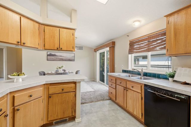 1001 W Sunny Creek Cir, Spokane, WA 99224