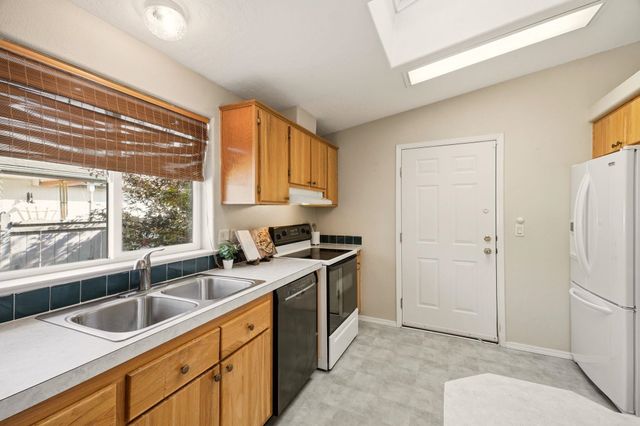 1001 W Sunny Creek Cir, Spokane, WA 99224