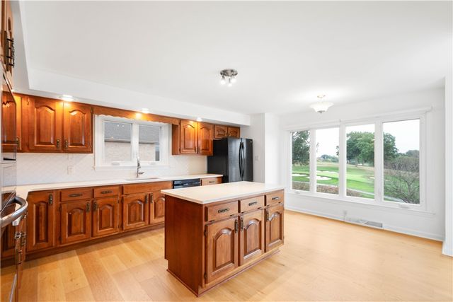 2343 Golfview Dr, Upper St Clair, PA 15241