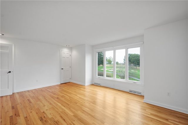 2343 Golfview Dr, Upper St Clair, PA 15241