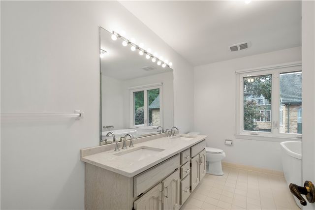 2343 Golfview Dr, Upper St Clair, PA 15241