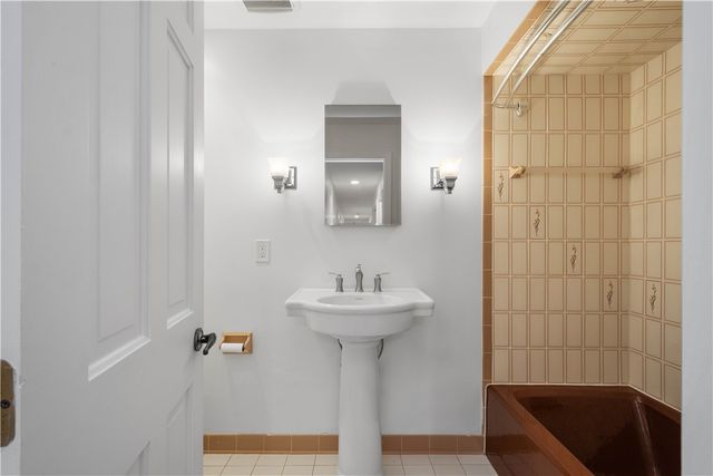 2343 Golfview Dr, Upper St Clair, PA 15241