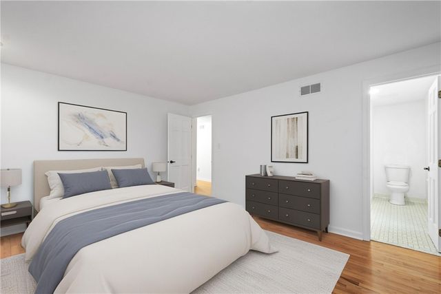 2343 Golfview Dr, Upper St Clair, PA 15241