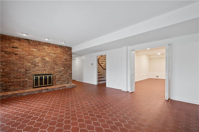 2343 Golfview Dr, Upper St Clair, PA 15241