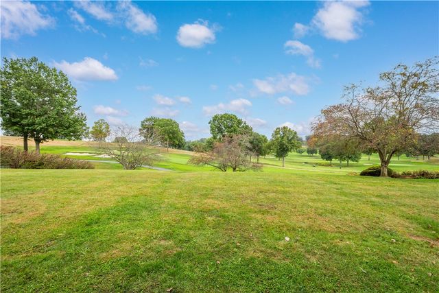 2343 Golfview Dr, Upper St Clair, PA 15241