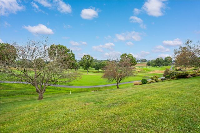 2343 Golfview Dr, Upper St Clair, PA 15241