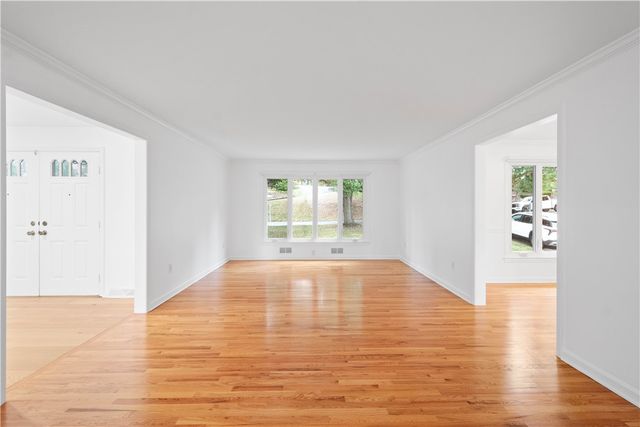 2343 Golfview Dr, Upper St Clair, PA 15241