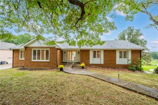 2343 Golfview Dr, Upper St Clair, PA 15241