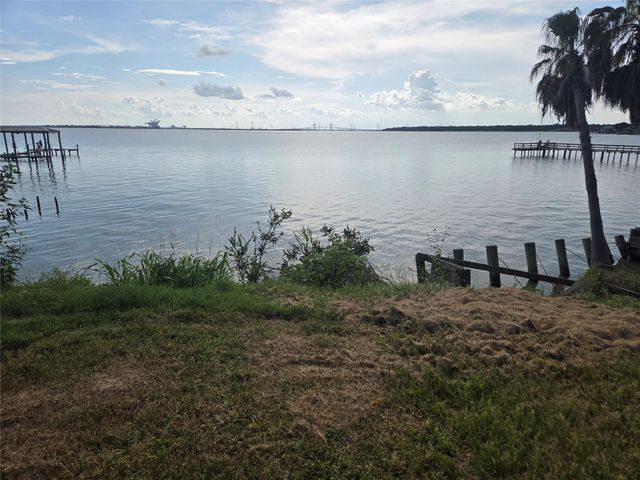 00 Bay Oaks Harbor Drive, Baytown, TX 77523