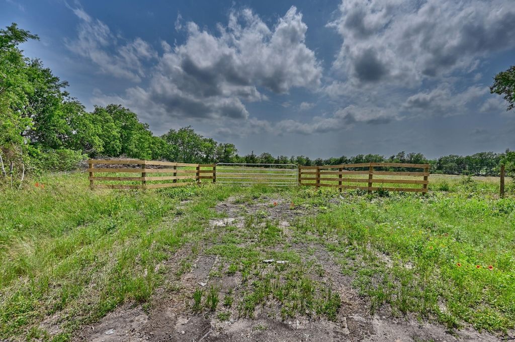 544 E Fm 1291, Round Top, TX 78954