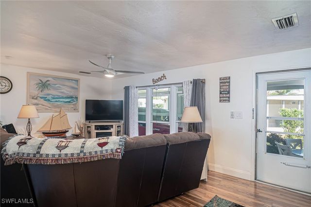513 Cape Florida LN, Naples, FL 34104