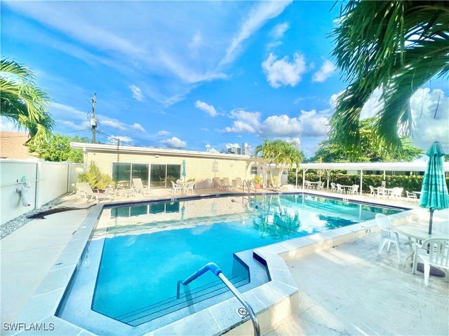 513 Cape Florida LN, Naples, FL 34104