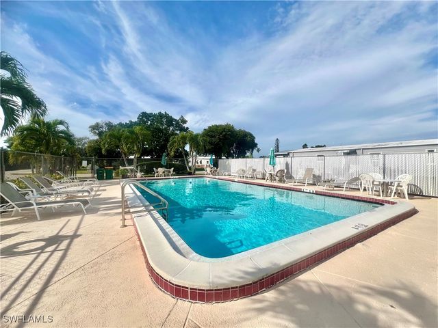 513 Cape Florida LN, Naples, FL 34104