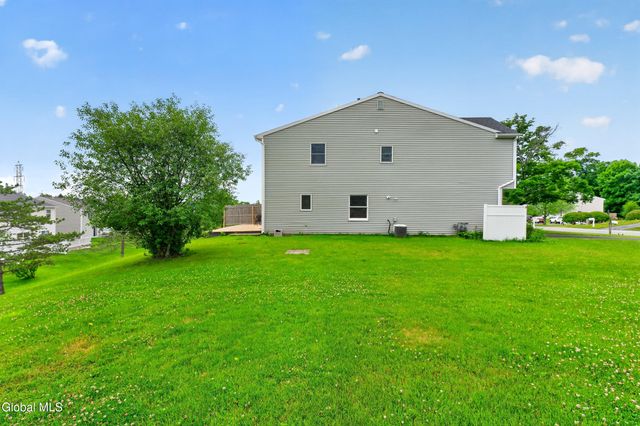 20 Bridgewood Lane, Colonie, NY 12189