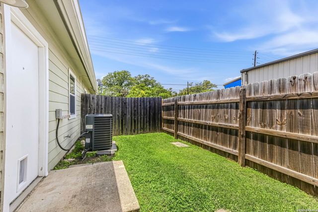 121 S Plant Ave Apt 102, Boerne, TX 78006