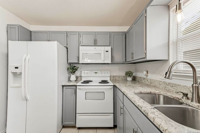 121 S Plant Ave Apt 102, Boerne, TX 78006