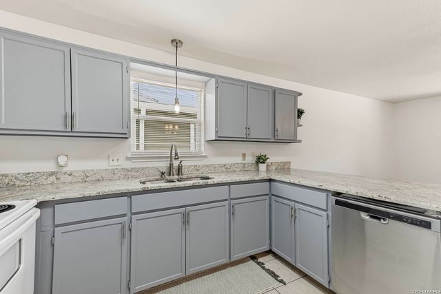 121 S Plant Ave Apt 102, Boerne, TX 78006