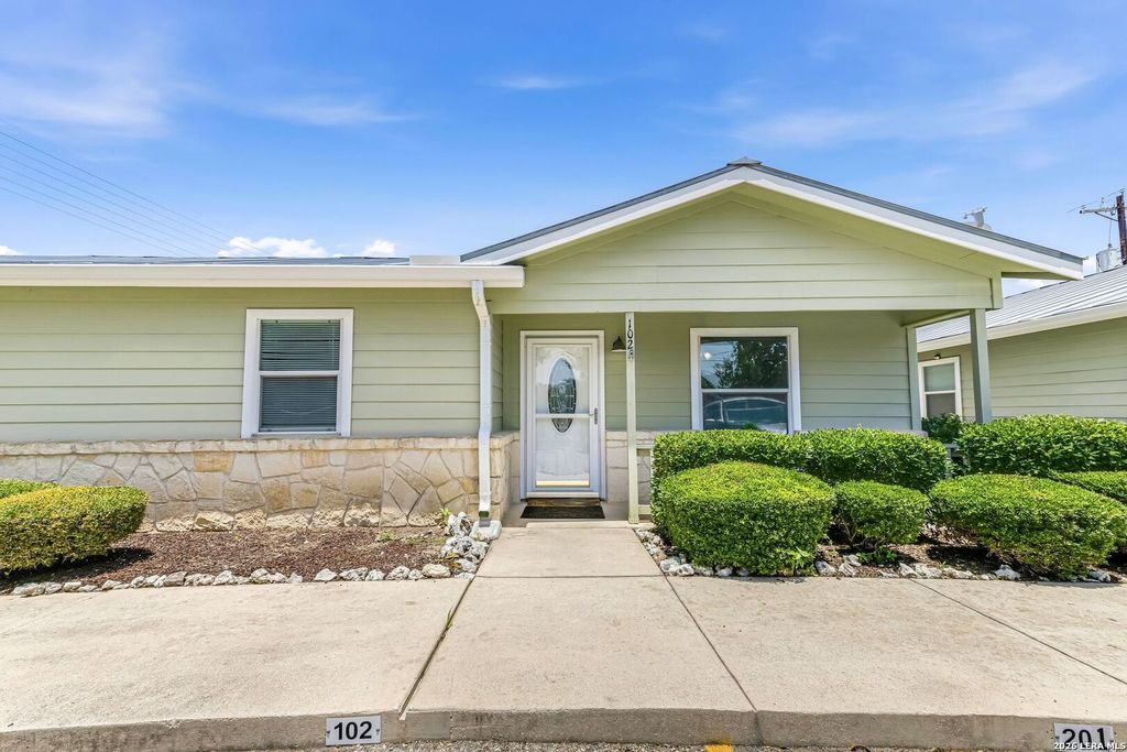 121 S Plant Ave Apt 102, Boerne, TX 78006