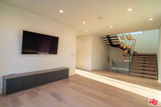 829 N Ogden Drive, Los Angeles, CA 90046