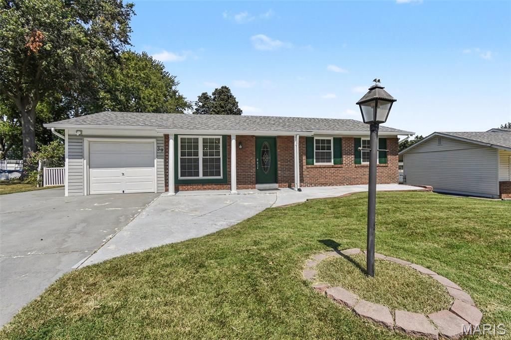 39 Oxbow Road, St Peters, MO 63376