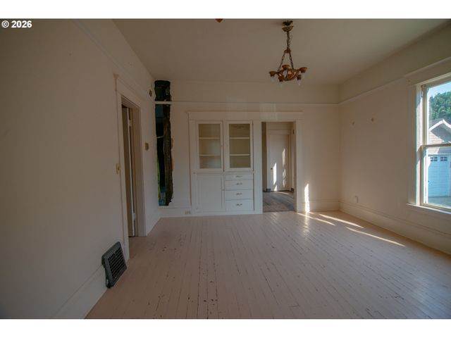 5914 N BURRAGE Ave, Portland, OR 97217